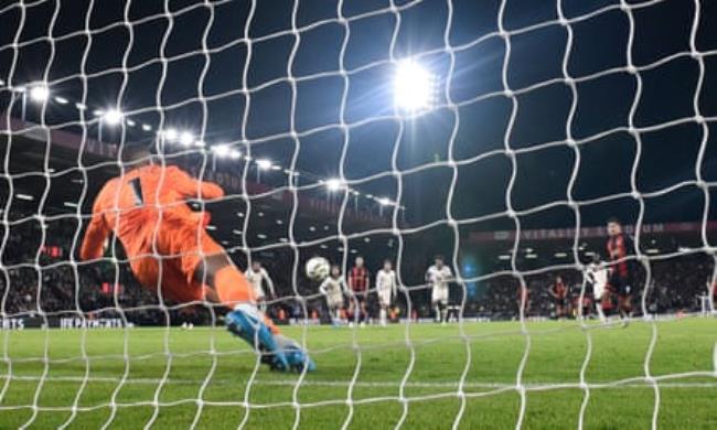 Robert Sánchez saves Evanilson’s penalty.