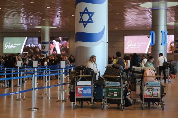 The three largest US airlines have suspended flights to and from Israel.