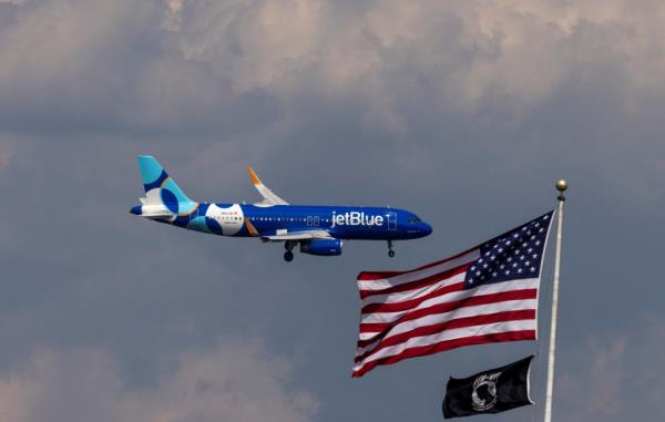 JetBlue Airlines commercial aircraft flying over Washington, approaching for landing at Dulles Internatio<em></em>nal Airport.