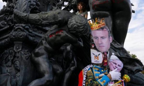 Demo<em></em>nstrators protest against Michel Barnier and Emmanuel Macron