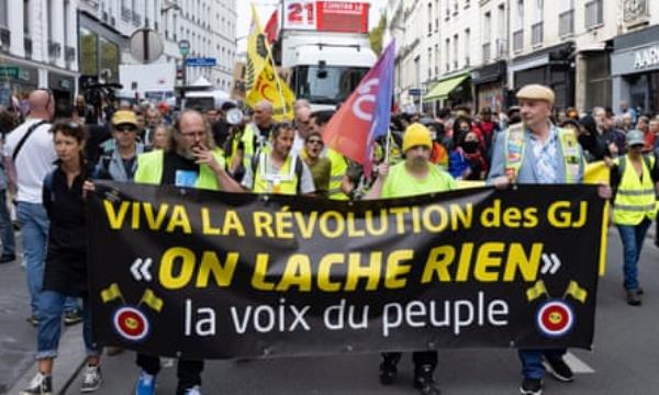 Protesters demo<em></em>nstrate against Michel Barnier and Emmanuel Macron in Paris