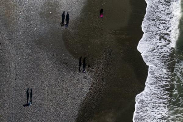 Fossickers search for semi precious sto<em></em>nes at Gemstone Beach.