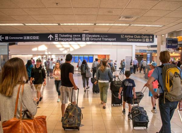 People with luggage at Minneapolis-Saint Paul Internatio<em></em>nal Airport