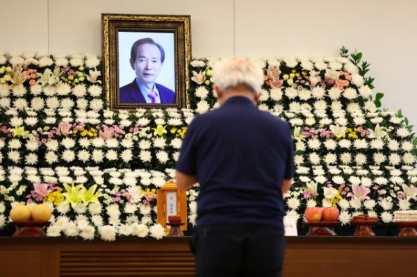 A mourner pays his respects at the funeral hall of Seoul Natio<em></em>nal University Hospital in Jongno-gu, Seoul, Sunday, at a memorial set up for Chang Ki-pyo, a pro-democracy and labor activist in the 1970s. (Yonhap)