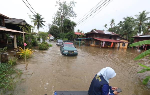 Kedah flood victims drop to 8,394 as two rivers remain at dangerous levels, Kota Setar hit hardest