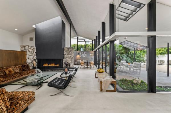 Jones, credited with over 5,000 projects and a key figure in Southern California modernism, designed the house for Norman Reicher, who admired Jones’s innovative approach and desire for a home that blended function with natural surroundings.