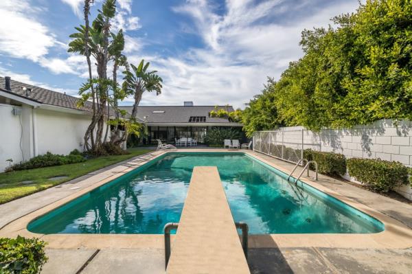 The four-bedroom, three-bathroom house features Jones’s signature indoor-outdoor living with glass-and-me<em></em>tal sliding doors leading to a skylight-covered patio and pool area, which also serves as a set for the sitcom “Single Parents.” 