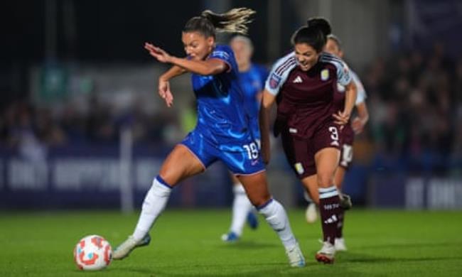 Johanna Rytting Kaneryd powers away from Aston Villa’s Paula Tomàs