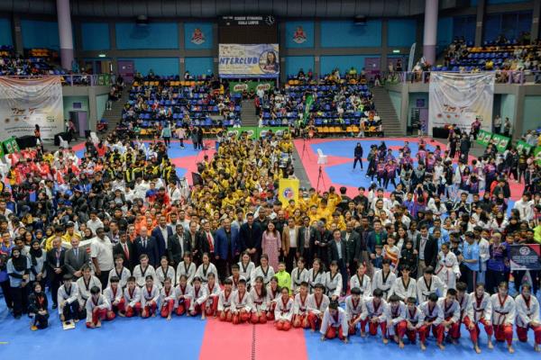 Youth and Sports Minister Hannah Yeoh (centre) poses with taekwo<em></em>ndo athletes at the opening ceremony of the KBS-Milo Interclub Taekwo<em></em>ndo Champio<em></em>nship at Titiwangsa Stadium November 10, 2024. — Bernama pic