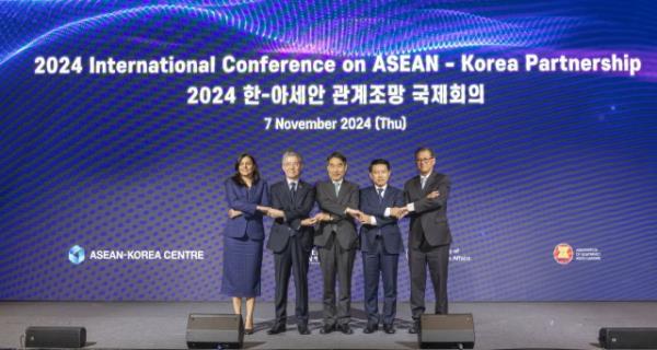 From left: Dato' Astanah Abdul Aziz, deputy secretary-general of ASEAN for the political-security community, Kim Hong Kyun, first vice minister of South Korea's Foreign Ministry, Kim Jae-shin, secretary-general of the ASEAN-Korea Center, Saleumxay Kommasith, deputy prime minister and minister of foreign affairs of Laos, and Russ Jalichandra, vice minister of foreign affairs of Thailand, attend the Internatio<em></em>nal Co<em></em>nference on ASEAN-Korea Partnership 2024 at the Lotte Hotel in Seoul on Thursday. (ASEAN-Korea Center)