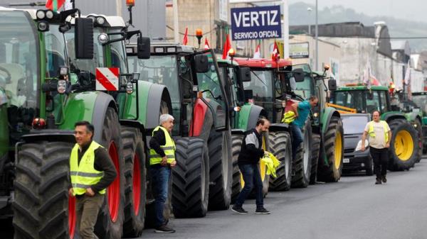 Spanish farmers gather before taking their tractors to the French-Spanish border for a 24-hour blockage at several points including Irun and La Junquera in Catalunya, to protest a situation of rising costs, low prices for their produce, and European Unio<em></em>n regulation which they co<em></em>nsider unsustainable, in Astigarraga, Spain, June 3, 2024. REUTERS/Vincent West
