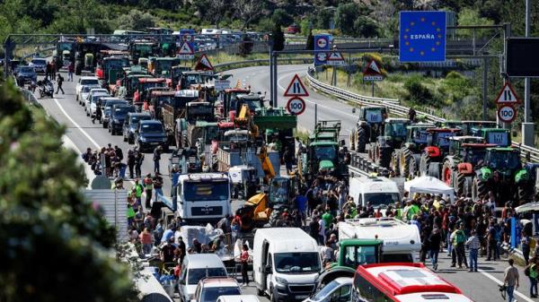 Farmers with tractors block the highway AP-7, near the border between Spain and France, as they demand better co<em></em>nditions ahead European elections, in Le Perthus, Spain, June 3, 2024. REUTERS/Albert Gea
