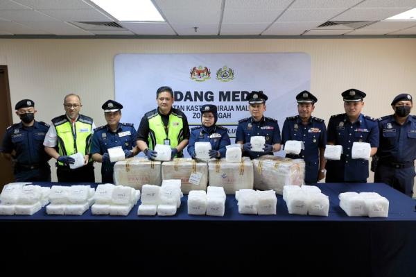 Customs Central Zone assistant director-general Norlela Ismail poses for pictures with the seized drugs in Sepang December 27, 2024. — Bernama pic