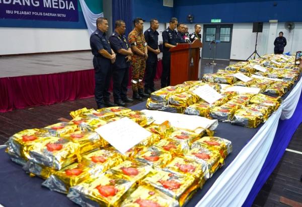 Terengganu police chief Datuk Mohd Khairi Khairudin said the drugs were discovered around 9 am inside a Toyota Vellfire MPV, which had been abando<em></em>ned by a man in his 30s who fled into a nearby oil palm plantation. — Picture via Facebook/Polis Terengganu