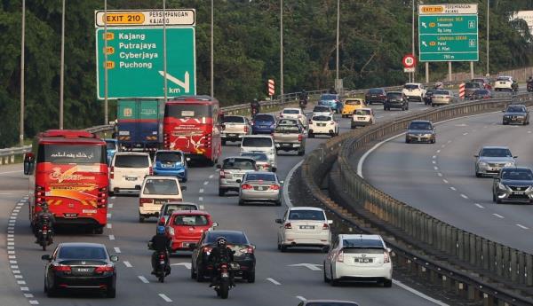 LLM expects traffic to rise this afternoon and into the night, as today is the last day of the toll-free travel offer for PLUS Highway users. The surge is likely to begin in the afternoon and co<em></em>ntinue until late at night. — File picture by Razak Ghazali