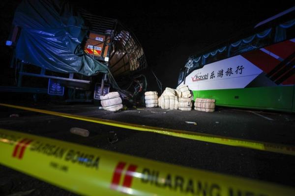 The accident occurred at Kilometre 204.0 of the northbound highway around 8.30pm, involving a tour bus, a trailer, and a Toyota Estima MPV carrying eight family members. — Bernama pic 