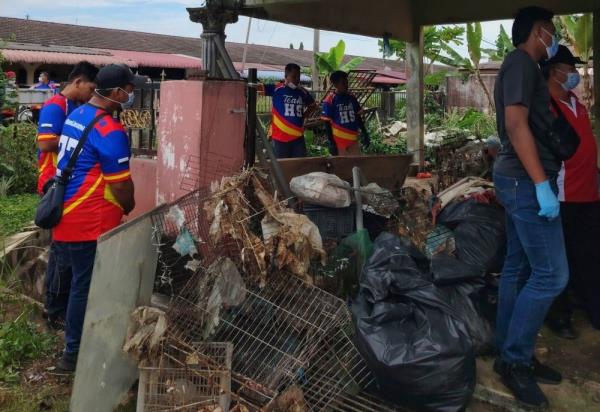 Volunteers helping to clean Halimah Mat Arop’s house. — Picture via Facebook/Khatijah Mohd Said 