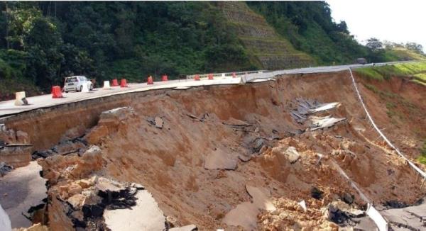 The Disaster Operations Co<em></em>ntrol Centre (PKOB) has identified at least four sinkholes in the area around the FT185 route, Section 78.60 of the Lojing-Gua Musang Road near Kampung Jekjok, Pos Brooke. — Bernama pic