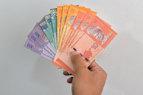 At 6 pm, the local currency bounced to 4.4870/4925 versus the US dollar from last Friday’s close of 4.5055/5100. — Picture by Miera Zulyana