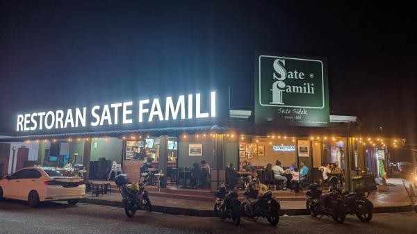 Sate Famili can be found in the shops wher<em></em>e the famous Ana Patin House is located. — Picture by Ethan Lau