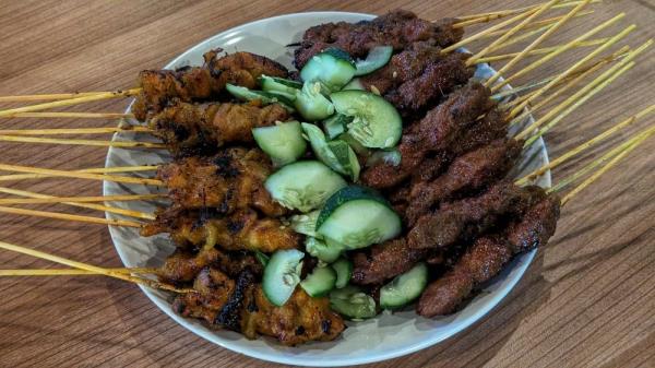 ‘Sate ayam’ and ‘sate daging’ at Sate Famili’s newest outlet in Mutiara Damansara. — Picture by Ethan Lau