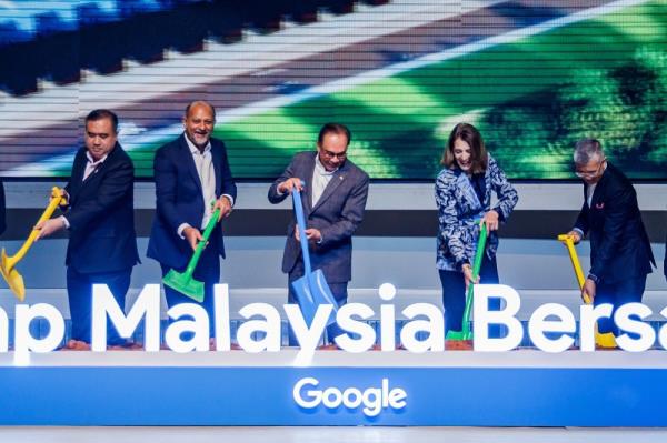 Prime Minister Datuk Seri Anwar Ibrahim (centre) attends the “Mantap Malaysia Bersama AI, A Google For Malaysia Event” in Kuala Lumpur on October 1, 2024. — Picture by Firdaus Latif