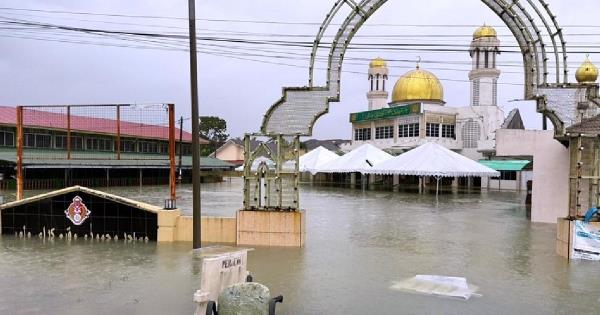 Anwar revokes leave for ministers, orders focus on flood relief as more than 100k evacuated from 9 Malaysian states 