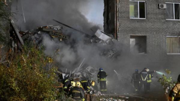 Rescuers work at a site of a residential building heavily damaged by a Russian missile strike, amid Russia&#039;s attack on Ukraine, in Zaporizhzhia, Ukraine October 10, 2022. REUTERS/Stringer/File Photo