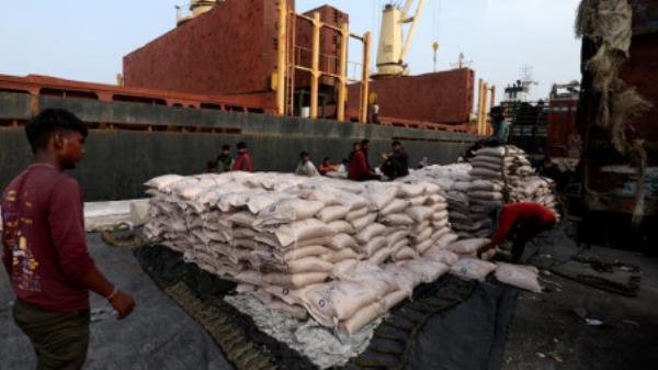 A worker arranges sugar bags in a net to load them o<em></em>nto a cargo ship at the Deendayal Port in Kandla, in the western state of Gujarat, India, September 25, 2024. Photo: REUTERS/Amit Dave/File Photo