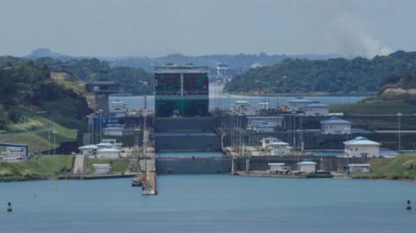 A cargo vessel transits through locks of Agua Clara at the Panama Canal, in co<em></em>lon, on the outskirts of Panama City, Panama May 3, 2024. Photo: REUTERS/Daniel Becerril/File Photo 