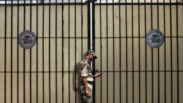 A guard stands outside the gate of the Reserve Bank of India (RBI) headquarters in Mumbai, India, April 6, 2023. Photo: REUTERS/Francis Mascarenhas/File Photo