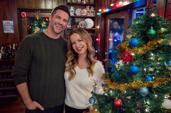 Brant Daugherty and Tammin Sursok play unlikely co<em></em>ntest teammates in "Trivia at St. Nick's." (Hallmark Media)