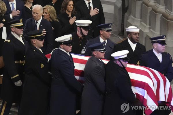 President Joe Biden, first lady Jill Biden watch as a joint services body bearer team carry the casket of former President Jimmy Carter during the state funeral at Washington Natio<em></em>nal Cathedral in Washington on Jan. 9, 2025 in this photo released by the Associated Press. (Yonhap)