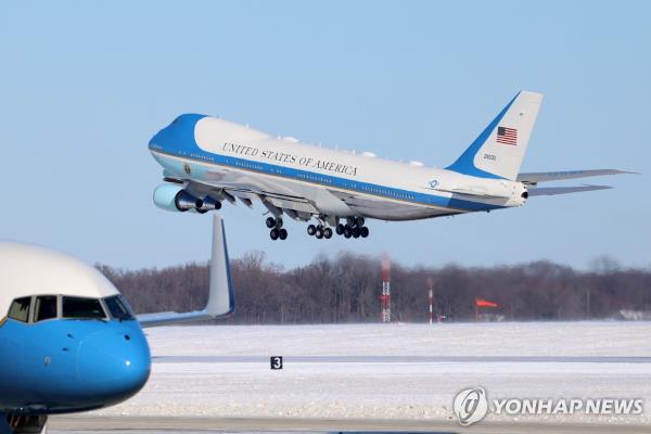 An airplane, carrying the body of former U.S. President Jimmy Carter, departs for Georgia from Joint ba<em></em>se Andrews in Maryland, U.S. on Jan. 9, 2025 in this photo released by Reuters. (Yonhap)