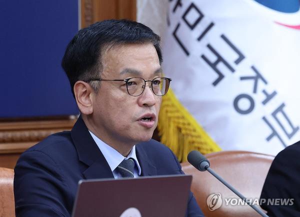 Acting President Choi Sang-mok presides over a Cabinet meeting at the government complex in Seoul on Dec. 31, 2024. (Pool photo) (Yonhap)