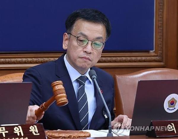 Acting President Choi Sang-mok bangs a gavel at the start of a Cabinet meeting at the central government complex in Seoul on Dec. 31, 2024. (Yonhap) 