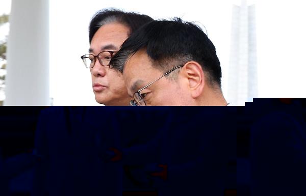 Rep. Kweon Seong-dong (R), floor leader of the ruling People Power Party, speaks with Park Chan-dae, floor leader of the main opposition Democratic Party, during a ceremony marking the 68th anniversary of the Kwanhun Club, an association of senior journalists, in Seoul on Jan. 10, 2025. (Yonhap)