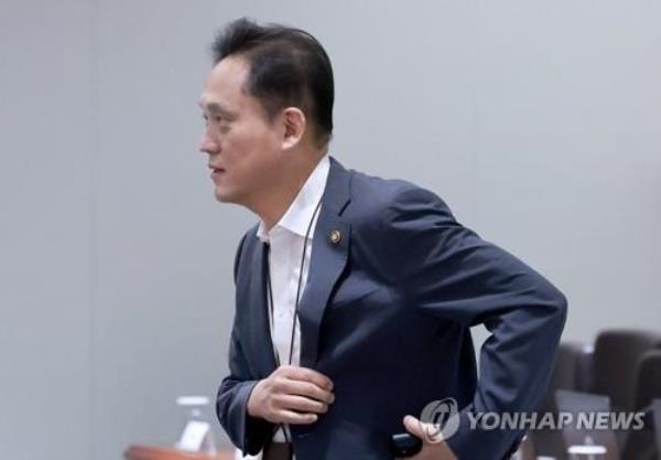 In this file photo taken Aug. 27, 2024, Kim Tae-kyu, acting chairman of the Korea Communications Commission, attends a Cabinet meeting in Seoul. (Yonhap)