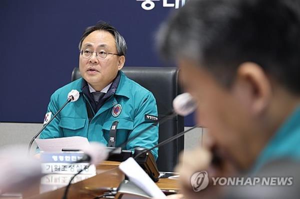 Acting Interior Minister Ko Ki-dong presides over a meeting of the Central Disaster and Safety Countermeasure Headquarters in Seoul, in this file photo taken Jan. 6, 2025. (Yonhap)