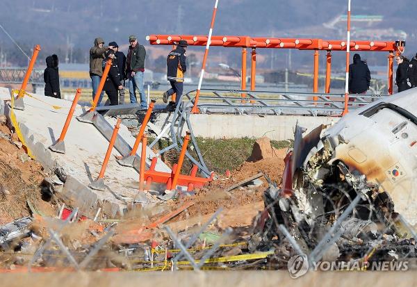 Investigators co<em></em>nduct an on-site investigation at the scene of the Jeju Air crash at Muan Internatio<em></em>nal Airport in southwestern South Korea on Jan. 1, 2025. (Yonhap)