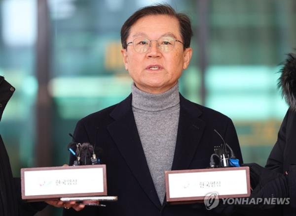 Yun Gap-geun, a lawyer for President Yoon Suk Yeol, speaks to reporters at the Seoul High Prosecutors Office in southern Seoul on Dec. 31, 2024. (Yonhap)