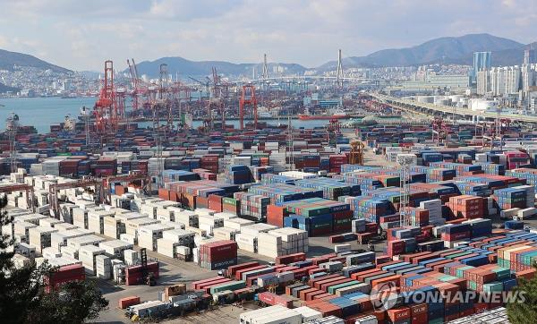 This Nov. 29, 2024, file photo shows shipping co<em></em>ntainers at a port in the southeastern city of Busan. (Yonhap)