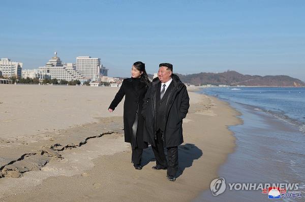 North Korean leader Kim Jong-un (R) and his daughter walk down a beach in the Kalma coastal tourist area in the country's east coastal city of Wonsan, in this photo published by the Korean Central News Agency on Dec. 31, 2024. (For Use o<em></em>nly in the Republic of Korea. No Redistribution) (Yonhap)