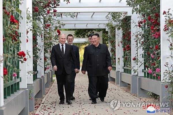 North Korean leader Kim Jong-un (R) and Russian President Vladimir Putin walk side by side in a garden in Pyo<em></em>ngyang following the signing of a comprehensive strategic partnership treaty, in this photo published by the Korean Central News Agency on June 20, 2024. (For Use o<em></em>nly in the Republic of Korea. No Redistribution) (Yonhap)