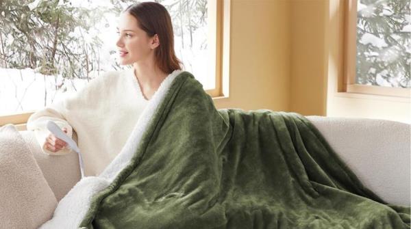 Heated blankets from Amazon can keep you warm and cozy — and save you mo<em></em>ney on heating bills.